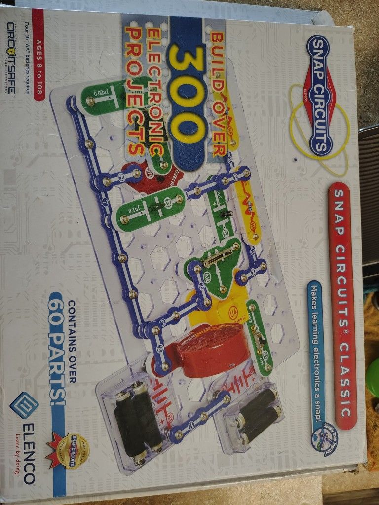 Snap Circuits .. 60 parts ... Build Over 300 Projects