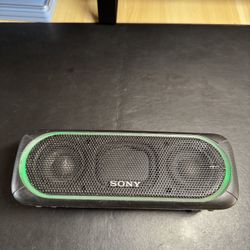 (Works perfectly) Sony SRS-XB30 Wireless Bluetooth Speaker + Charger