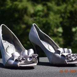 Women’s Size 6 Silver Heels 