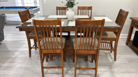 Dinning room table w/ chairs