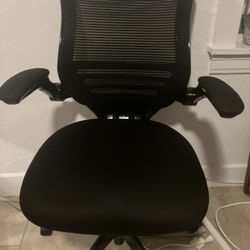 NEWER ERGONOMIC OFFICE CHAIR (DELIVERY AVAILABLE)