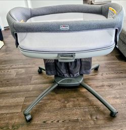 Chicco Close to You Bassinet and changing table