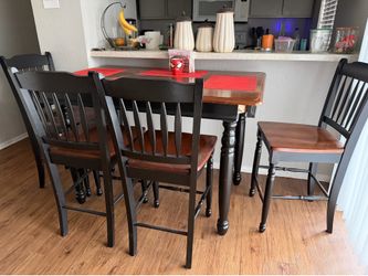 Wooden kitchen table. Mesa de madera