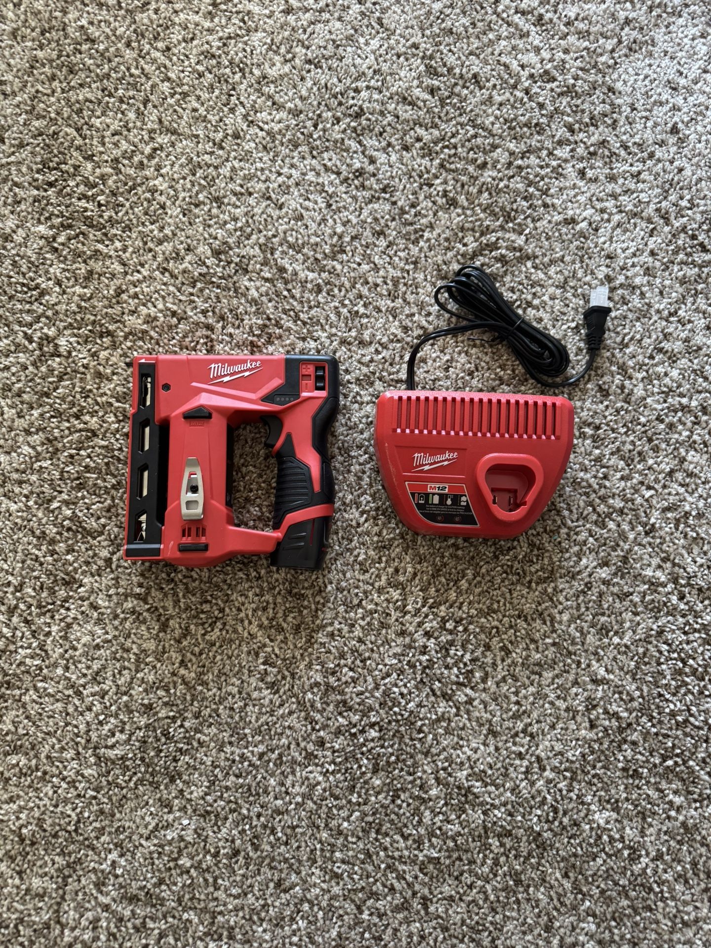 M12 Milwaukee 3/8 in Stapler + 2.0 Ah Battery + M12 Charger