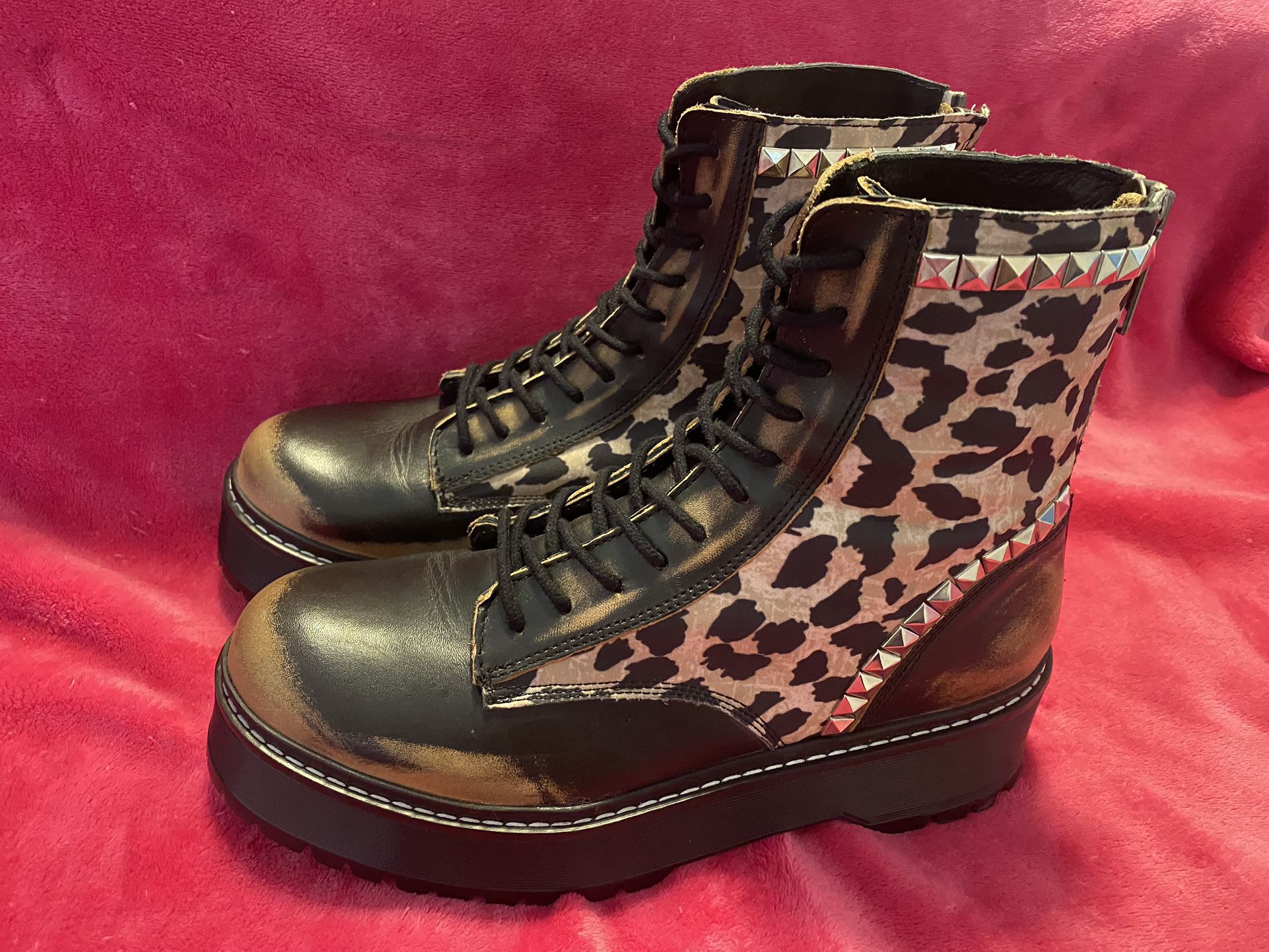 Steve Madden Avenger leather leopard print lace up boots with zip back. Size 10 Punk