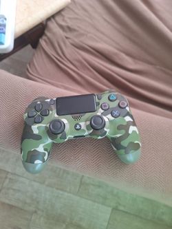 PS4 camouflage pattern charger included