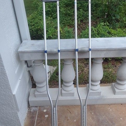 Aluminum crutches   FREE.   donated by veterans