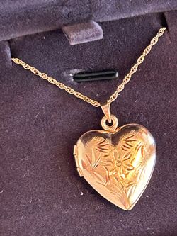 14K. 5.3 g. Solid Gold Heart Shaped Locket Necklace.