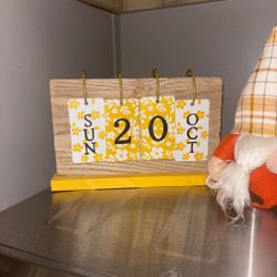 Wooden Flip Desk Calendar with Floral Cards