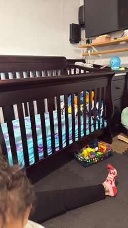 Crib With Drawers 