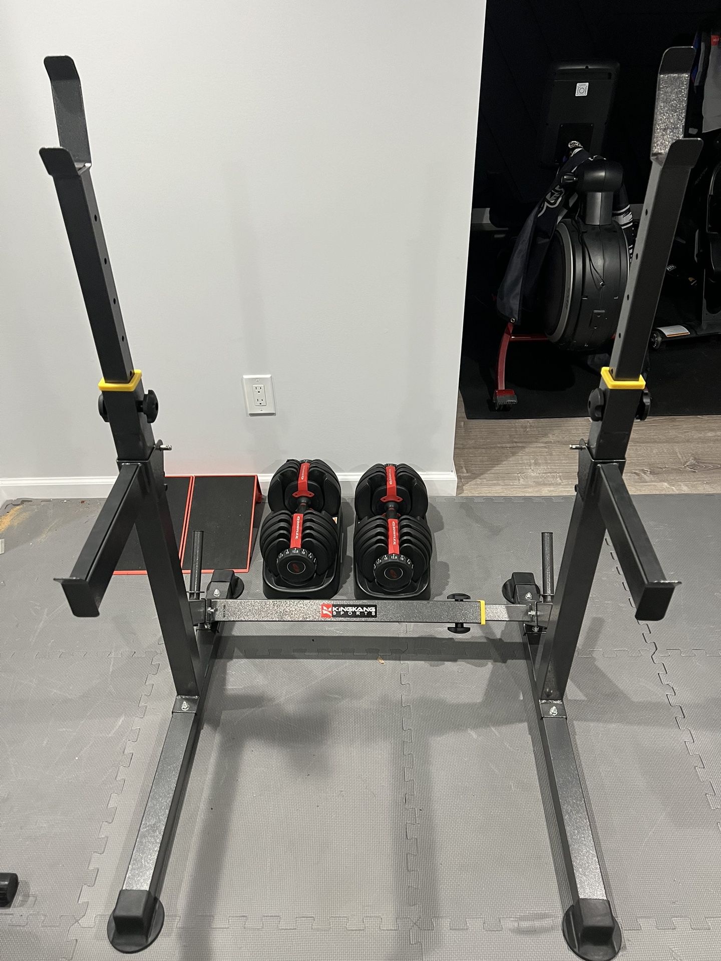 Adjustable Squat and Barbell Rack