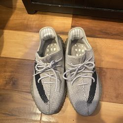 Yeezy 350 v2  size 10