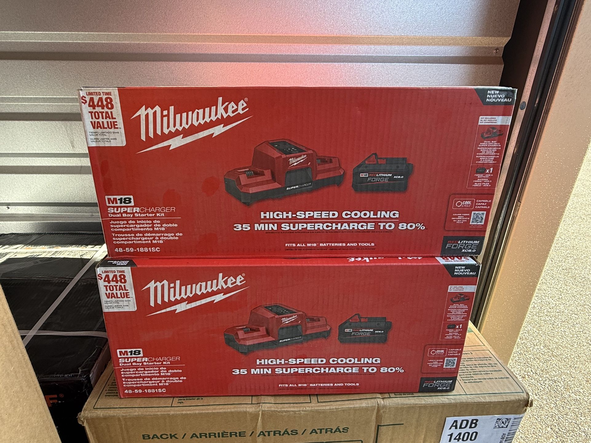 Milwaukee M18 18V Lithium-Ion REDLITHIUM FORGE 8.0 Ah Battery Pack with M18 18V Dual Bay Simultaneous Super Charger