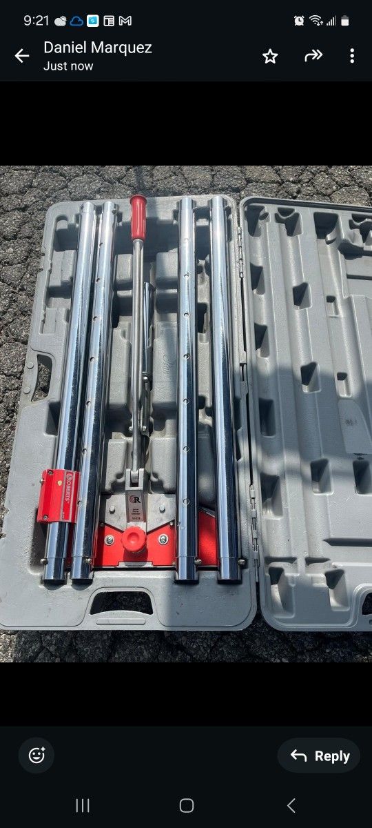 Robert's Carpet Strecher  Almost New  2 Cases Perfect Condition  275.00