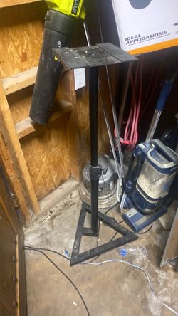 2 speakers stands