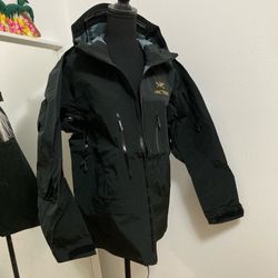 Women/Men size M Rain jacket