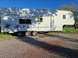 2005' 32 foot toy hauler w/generator
