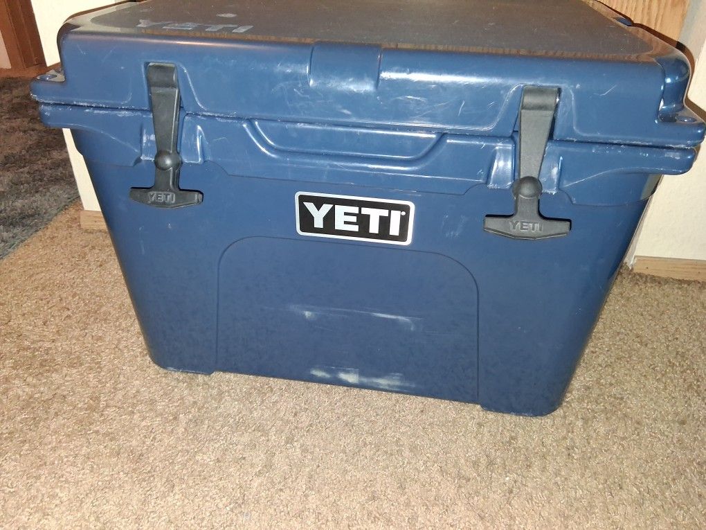Yeti 35 Cooler Navy Blue
