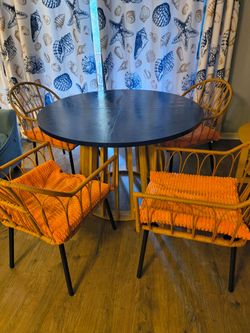 Table with 4 Chairs