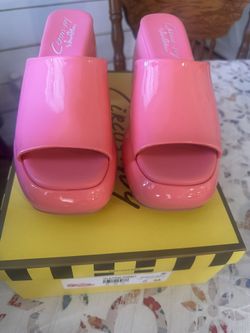 NEW WOMENS SIZE 6 Shoes