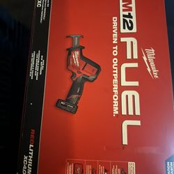 Milwaukee M12 Combo  Battery.  4..0. Charge 