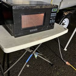 Black+Decker 0.7 cu. ft. 700-Watt countertop microwave