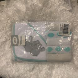 New In Original Package Baby Hooded Towel And 5 Washcloths 