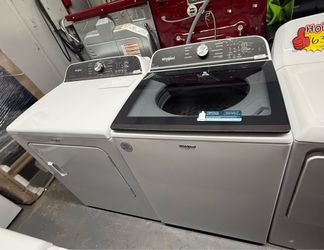 Like New Whirlpool 5.3 CuFt Washer & Dryer Set