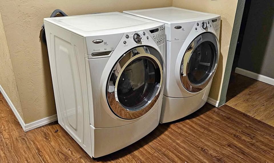 Whirlpool Duet Steam Washer& Gas Dryer Set