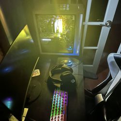 Gaming PC + Mouse, Mouse Pad, Keyboard 
