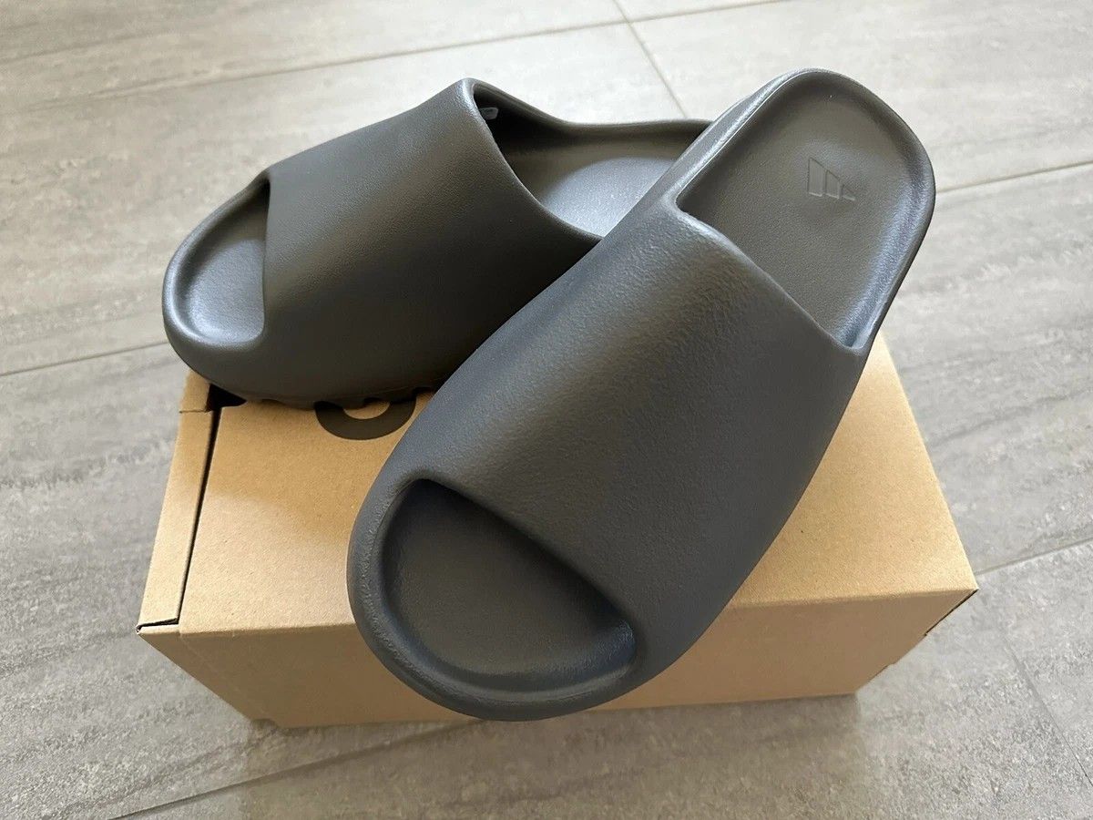 Yeezy slides Size 10