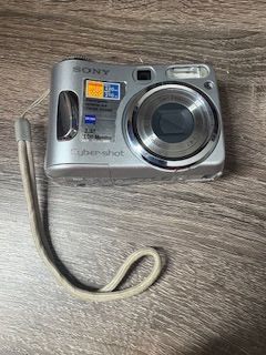 Sony Cybershot 4.1MP Carl Zeiss DSC-S90 Digital Camera 512MB Memory Card 2.5” LCD