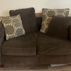 Couch With 4 Pillows
