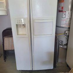 28 cu.ft  side by side  GE Refrigerator with ice maker Good running order.