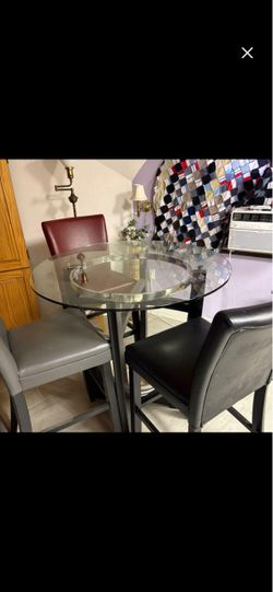 Trendy Glass round Table with 3 Colorful Chairs