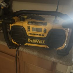 DC012 Worksite Charger/Radio