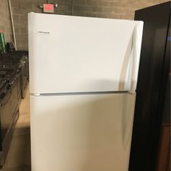 Frigidaire White Refrigerator Top Freezer 