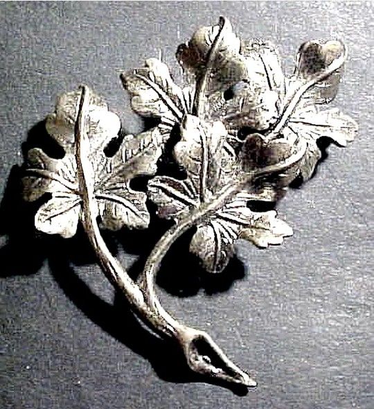PRETTY STERLING SILVER LEAF PIN.DANECRAFT..
