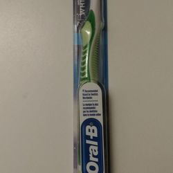 Oral B Crest 3D White Toothbrush - Green for a Brighter Smile
