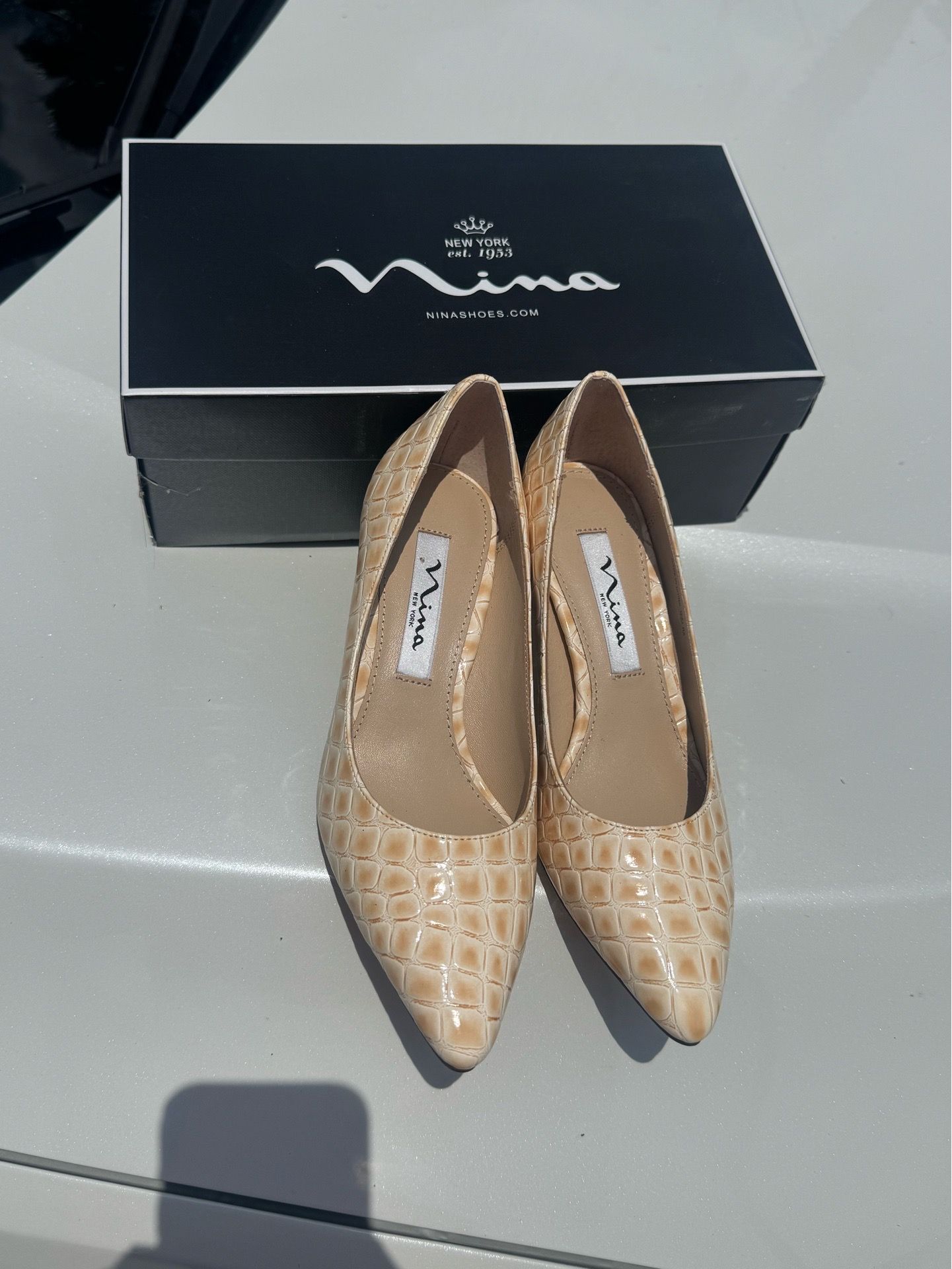 DARK LATTE CROCO PATENT LEATHERETTE MID-HEEL CLASSIC PUMP