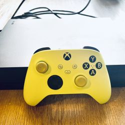 Xbox One X 1TB Console Microsoft - Black with Lime Green Controller