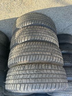 Vendo set de 265/70/R17 las 4 llantas Michelin por $200