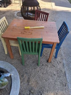 Kids table & chairs