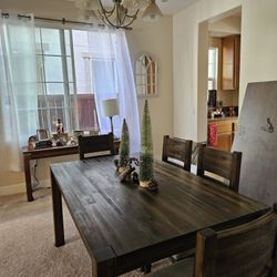 Dining Table With 4 Chairs $400