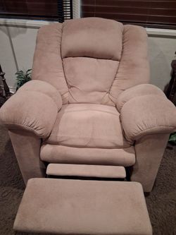 Recliner chairs, perfect, great shape set of 2 of them.That match six hundred dollars or more close offer
