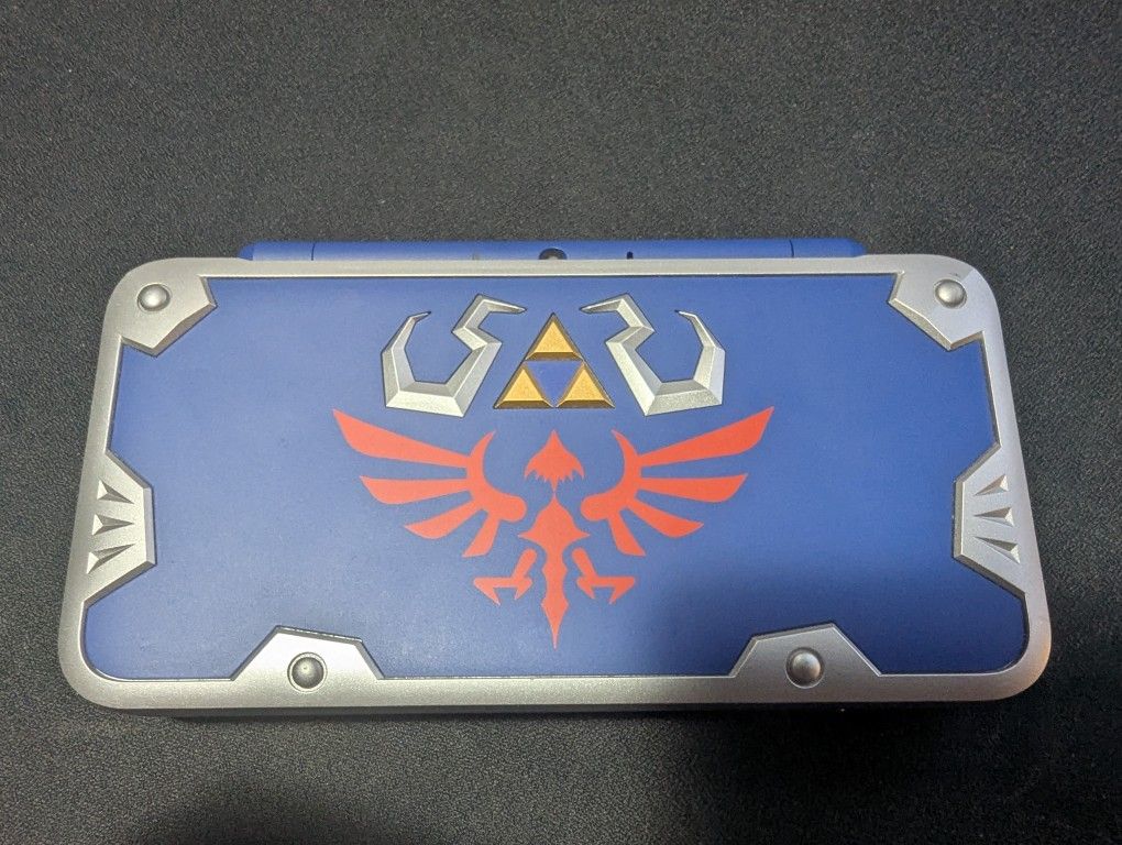 New Nintendo 2DS XL Hylian Shield Edition