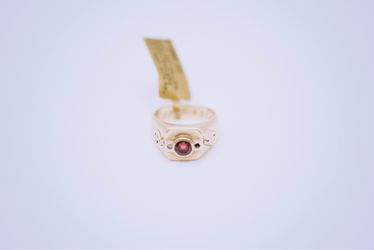18 K yellow gold solitaire ruby ring