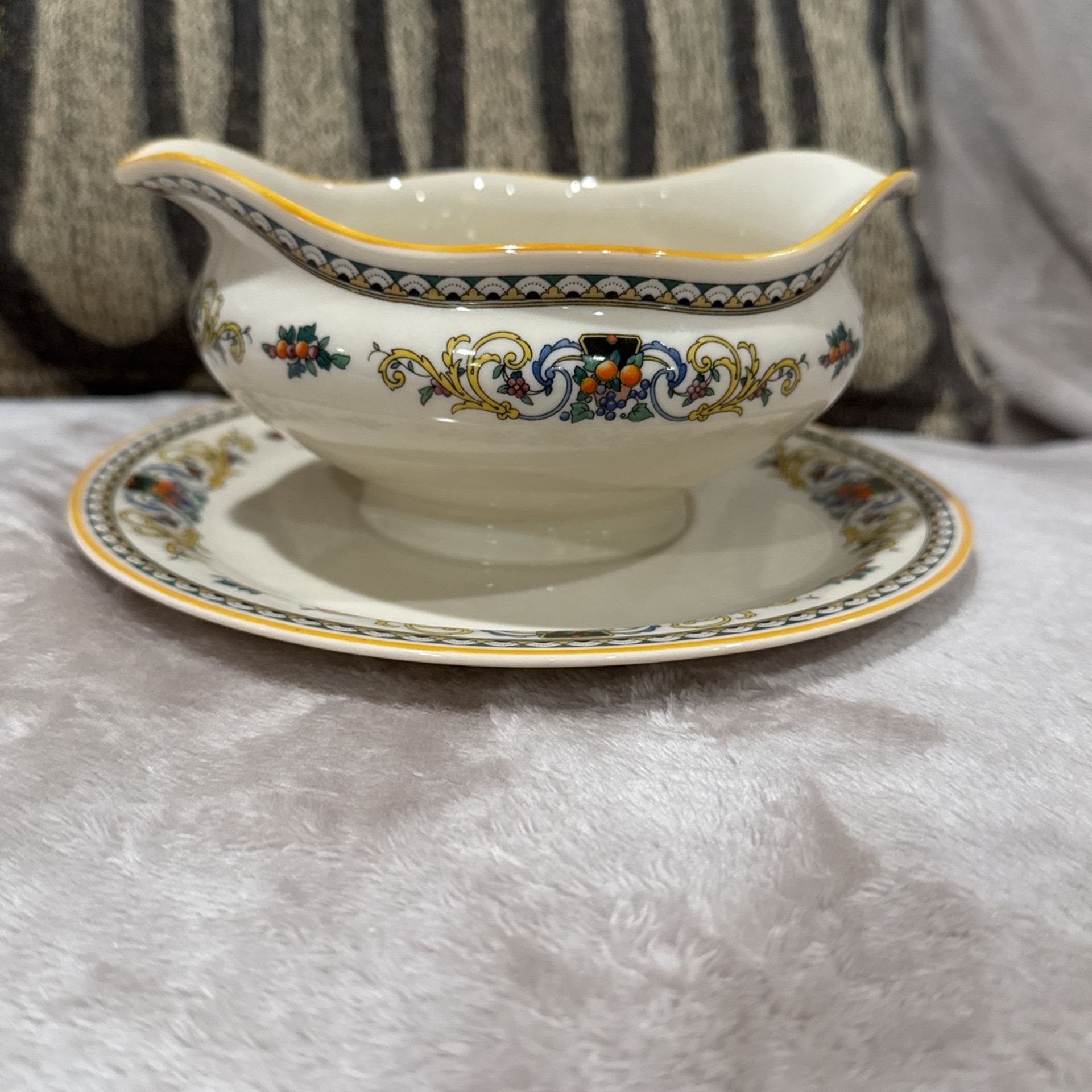 Gorgeous Old Ivory  Syracuse   Gravy Boat with  Under Plate 