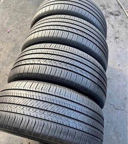 235/45/18 Hankoo Tires con 80% de vida las 4
