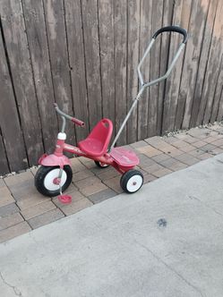 Radio flyer steer and stroll tricycle